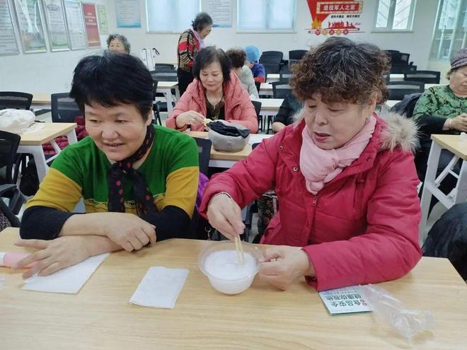 “暖心呵护·手有余香”手工DIY护手霜活动OG真人平台新时代文明实践│南益社区开展(图2)